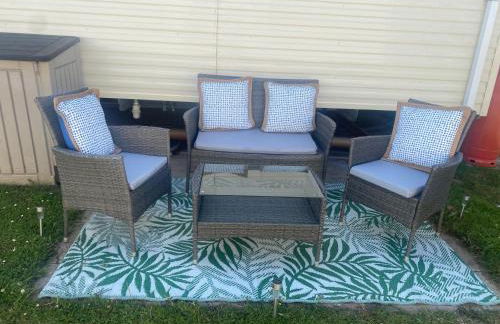 Seaside 2-Bed Caravan Retreat - Sleeps 6 & Parking - Foto 4