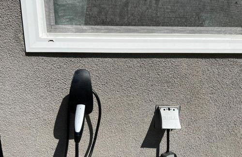 Cheerful house with EV, Parking & backyard - Foto 16