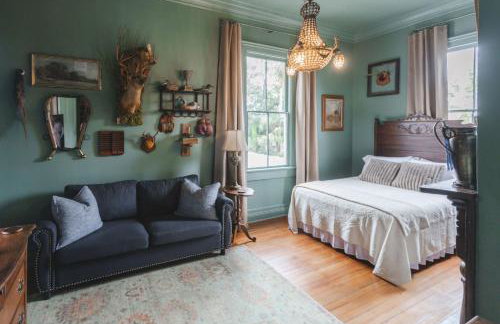 The Gilded Lady- The Gentleman's Room - Photo 1