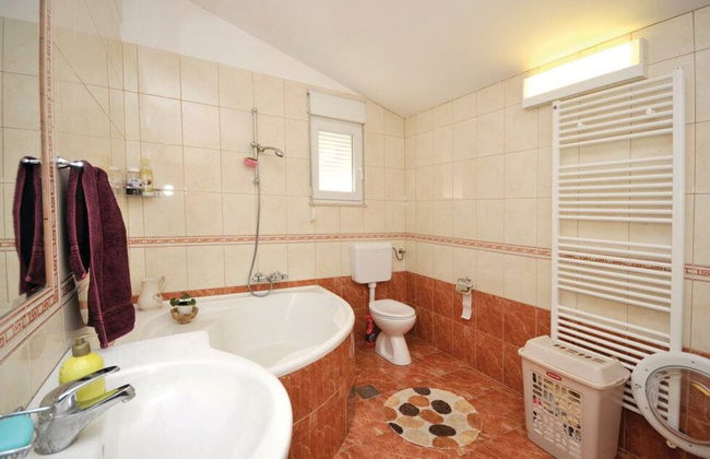 Chic and Stylish Kastel Novi Apartment With Pool - Foto 10