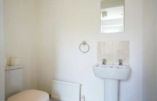 Prime Location - 4 Bedroom 3 Bathroom House - Sleeps up to 8 - Free Parking, Fast Wifi, Balcony, Smart TV and Private Garden by Yoko Property - Foto 22