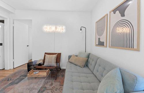 Chic 2BR Highland Retreat Near UT and Downtown, Free Parking by Austin Vacay - Foto 12