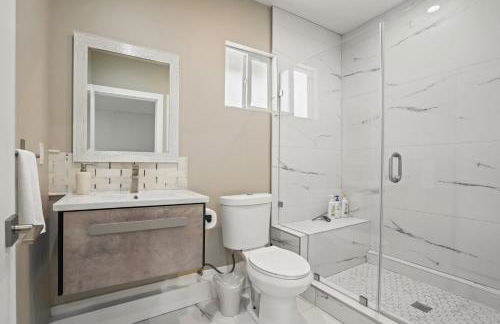 New Modern Cozy Guest House, Parking, Pet Friendly in Mar Vista! - Photo 13