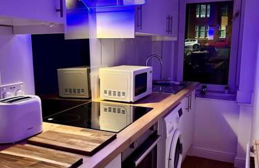 THE LAZY LION - Spacious 2 Bedroom - Town Centre Holiday Home Apartment - Photo 8