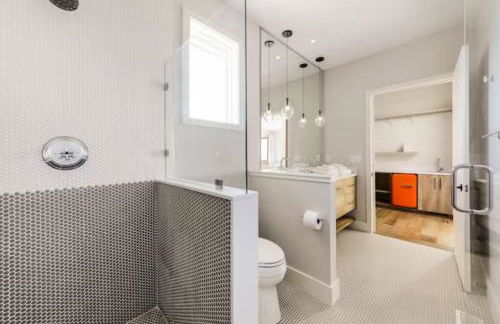 New Modern Waterfront Home w Saltwater Pool - Foto 21