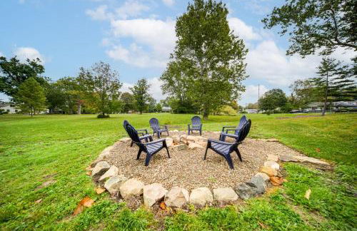 Walk to Lake Erie Sleek Retreat with Screened Patio - Foto 26