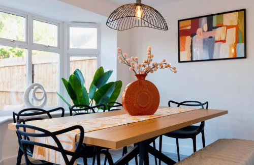 Spacious 5 Bedroom House Sleeps 9 with Parking - Foto 18