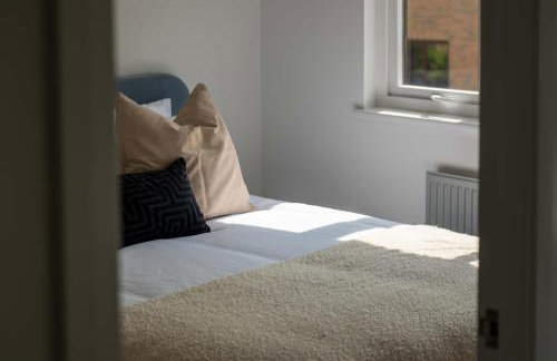 LANGLEY HOUSE Free Parking central LOCATION 5 bed all double with smart TV 3 BATHROOMS Loved by TRADES teams ideal for LONG STAYS contact langley cottages and apartments - Foto 13