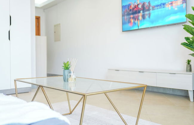 Yogi - Serene Romance in a Stylish Studio with City Views - Photo 16