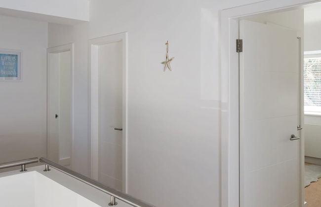 Gorgeous Home for 12 - Walk to Beach - Sea View - Photo 20