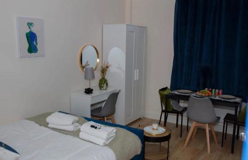 Crendon House Cosy Studio - Sleeps 2 & Kitchen - Photo 14