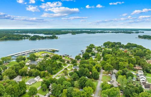 Sapphire Bloom, New Boutique Lake Escape with Hot tub - Foto 1