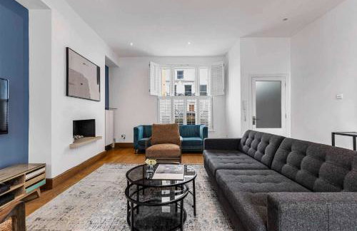 Beautiful 3-Bedroom House with Garden and Rooftop Retreat - Foto 7