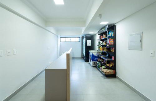 Localização Central! A 450 metros da Vila Germânica Loft com Piscina, Ar-Condicionado, Wi-Fi, Cozinha completa, Garagem Privativa, Espaço Zen, Academia, Sauna, e Mercadinho 24h - Foto 30