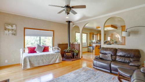 3 Mi to Sequoia Park Zoo Spacious Home with Sunroom - Foto 4