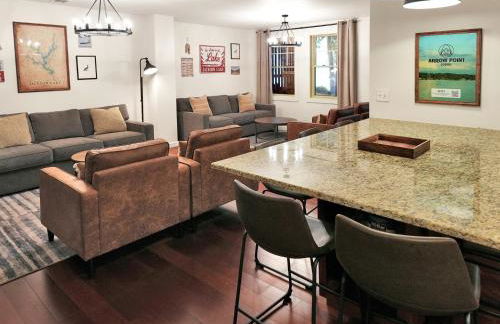 Lakefront Lodge with King Beds and Game Lounge - Foto 12