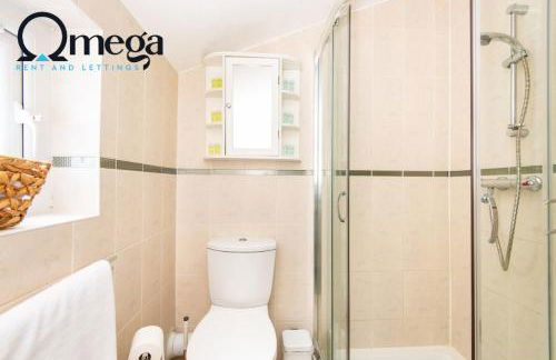 Double Room with a shared Kitchen and bathroom in a 5-Bedroom House at Hanwell - Photo 10