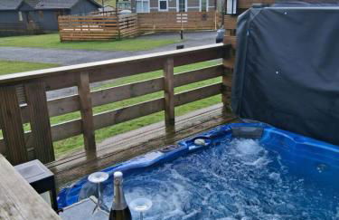 Redwood lodge with luxury hot tub at Three lochs holiday park - Foto 7