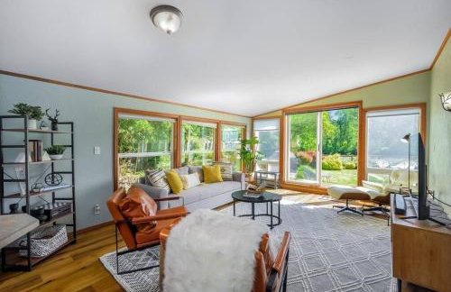 Riverfront Paradise w/ Hot Tub--Little River House - Foto 28