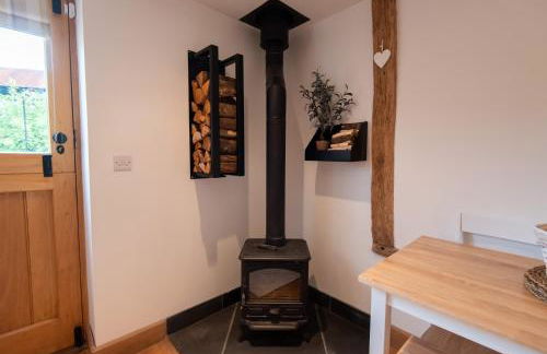 Bramble Cottage - Cosy 2 Bed With Deluxe HOT TUB & Log Burner - Photo 8