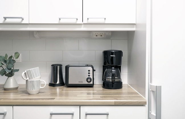 Modern 1BR Apt with Sauna, Balcony & Free Parking - Foto 10