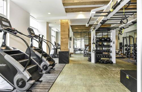 Urban 2BR Oasis with Scenic Rooftop and Gym - Foto 29