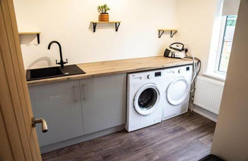 5 Bedrooms, Pool Table, Sleeps 10, Contractor Stays, Family Gatherings - Secure Free Parking - Foto 15