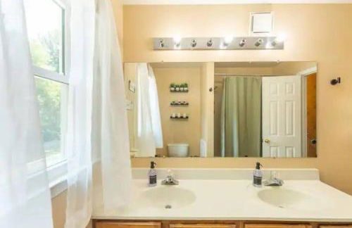 Lrge 5 BR 9 Beds Near DC-Pool, Hot Tub, Gym, Game Rm, Fire Pit - Foto 30