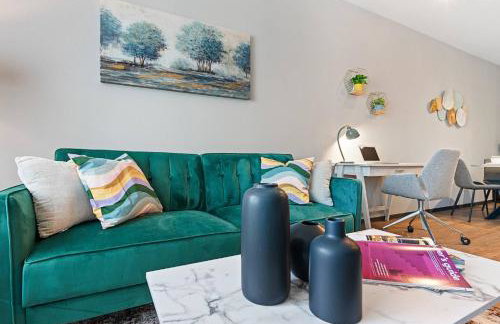 5-Star Irvine | Luxe 2BR w/ Pool, Gym & Parking - Foto 13