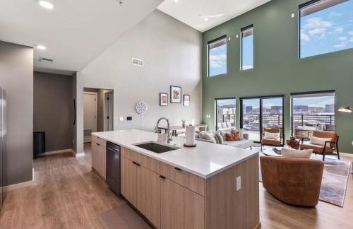 Penthouse Luxury with Pool Patio and City View plus Walk to Broadway - Foto 36