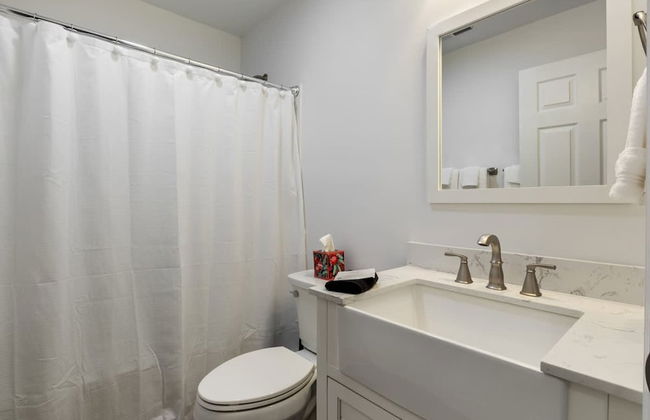 Luxury Waterfront Lakehouse With Private Dock Views - Photo 12