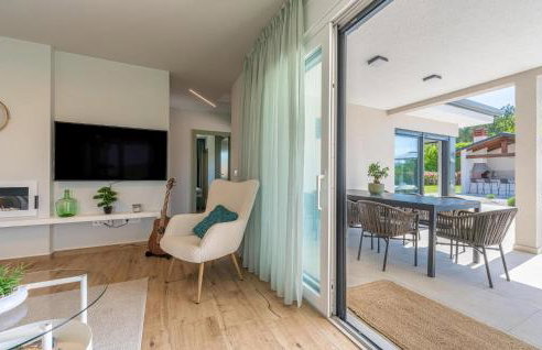 Stunning Home In Hum With Sauna - Photo 8