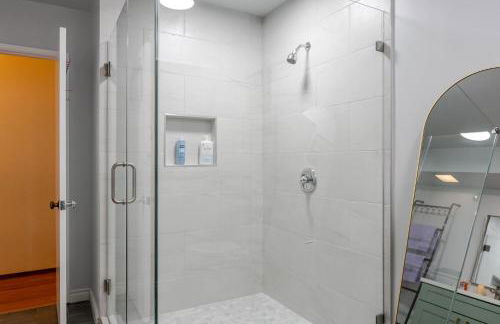 Entire Private Home with 4 Bedrooms 2 Bathrooms, Spacious, Lux King Bed, Ranch Style, Prime Area, Available Now - Photo 46