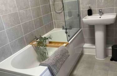 Luxury 2 Bedroom waterfront apartment with balcony - Foto 15