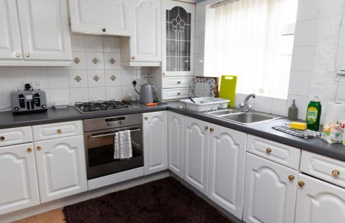 3 bed home sleeps 8 people located 1 min from train stop - Otley Terrace - Photo 38