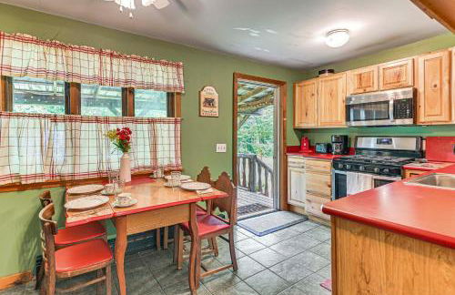 Less Than 8 Mi to Gore Mountain! Family Cottage with Porch - Foto 8