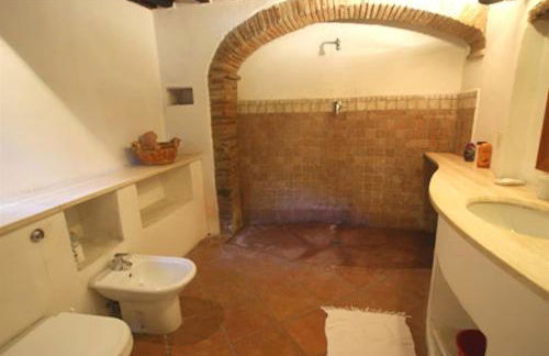 restored water mill with rockpools and waterfall - Foto 24