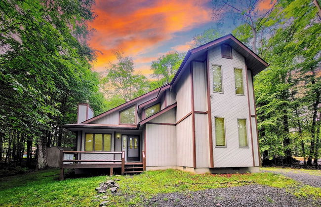 Mountain Memories by Avantstay Hot Tub Enclosed Deck, Large Yard w/ Fire Pit - Foto 1