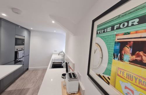 Perfect Location 3 Bed Serviced apartment with Bike Storage for BPW. Close to Brecon Beacons - Photo 14