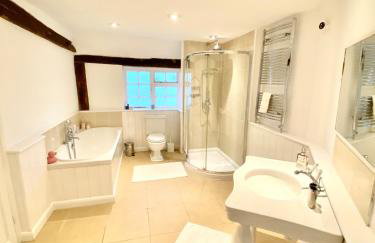 Farmhouse Retreat with Hot Tub, Pool, Horses, Games Room, Free Car Park, Only 45 min from Oxford Circus - Foto 77