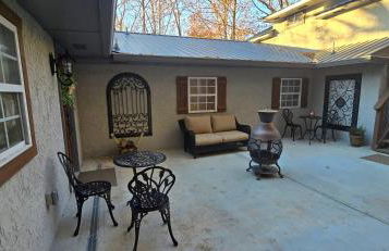 Escape to Villa Serena family & pet-friendly mountain retreat - hidden speakeasy, fire pit - Foto 69
