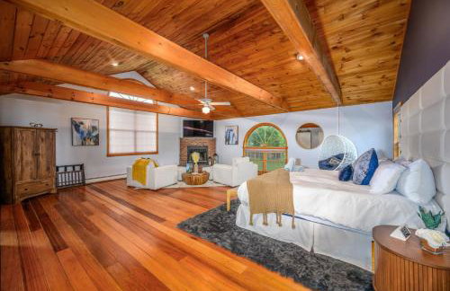 Lux estate! Hot tub, 8 acres, firepit, game room, private pond, EV, lots of privacy, 10 mins to town - Foto 17
