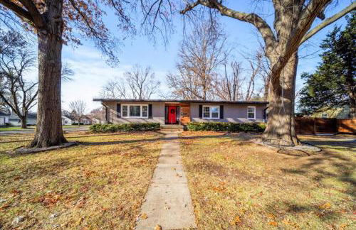 3BR Overland Park Home with Patio and Waterfall Pond - Foto 44
