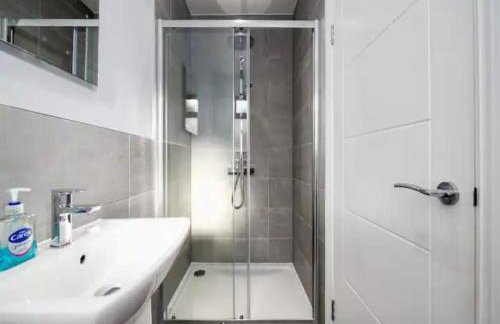 Modern and Bright Home Minutes From Central London - Pass the Keys - Foto 20