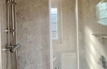 Robin Cabin with hot tub - Foto 16