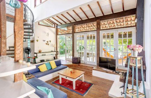 Casa dos Pássaros na areia a 20m da Praia da Baleia com 3 suítes e 1 dorm com ar condicionado, wifi, smart tv, cozinha completa e churrasqueira - Foto 3