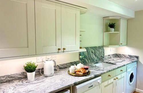 Private, Couples Forest Escape - Free Parking - Stunning & Stylish 1 Bedroom Coach house! - 5 Minute Walk to a great bistro pub! - Great Location - Fast WiFi - Smart TV - Newly Refurbished! Direct New Forest access Close to Burley - Photo 7