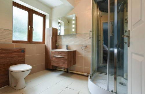 Air Maison - Large Family Home with Pool Table - Photo 33