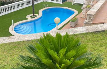 4 Bed Villa - Sleeps 8 - Pool - HotTub - Garden - Foto 5