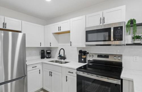 Modern 4BR 2BA Home with Hot Tub-Grill & Huge Yard - Foto 18